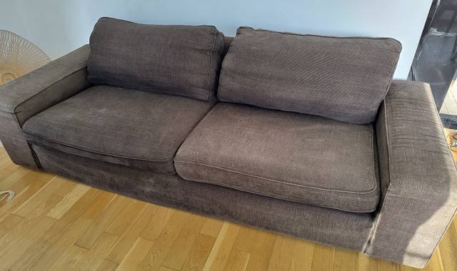 Mobilier canapé Ikea Kivik 3 places de couleur marron.