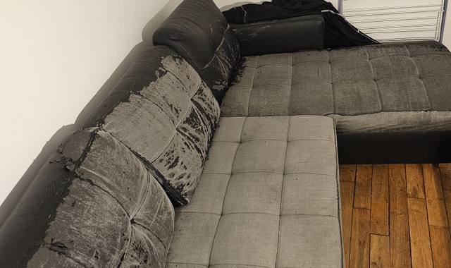 Mobilier canapé en cuir abîmé