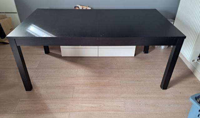 Mobilier une table de salle à manger 6 places