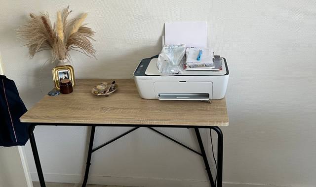 Mobilier une petite table en bois