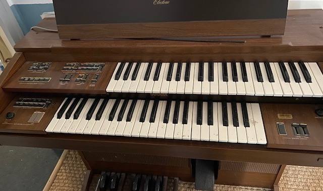 Musique, CD, Vinyle je donne ce bel Orgue liturgique Electone, objet vintage,  il marche encore.