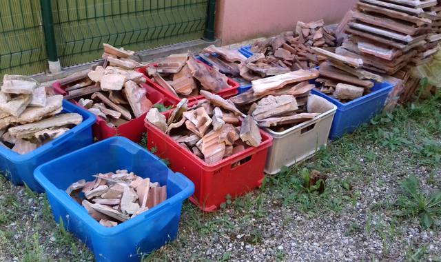Outillage gravats en terre cuite et bois (idéal pour aménagement extérieur)