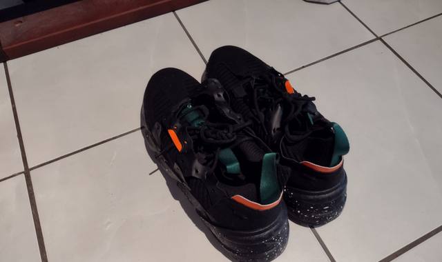 Sport paire de baskets noires pointure 45 bon etat