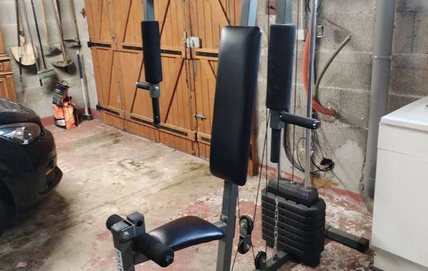 Sport un banc de musculation