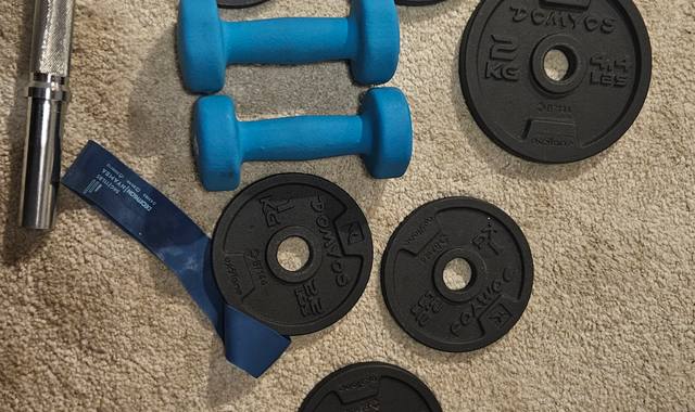 Sport un set d'haltères complet avec un élastique