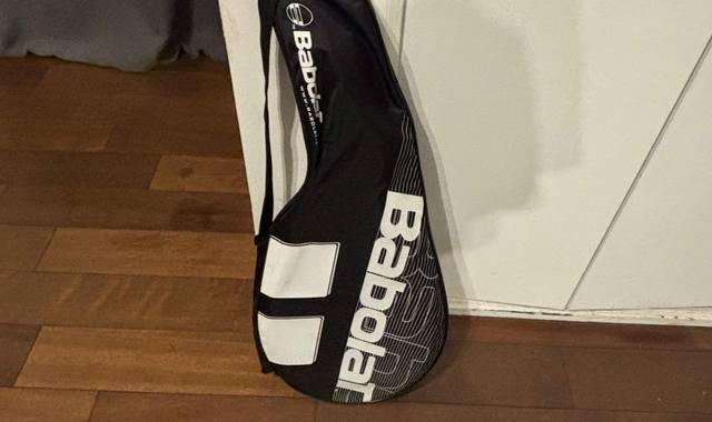 Sport a donner : Une raquette de tennis avec 3 balles et son sac de rangement.