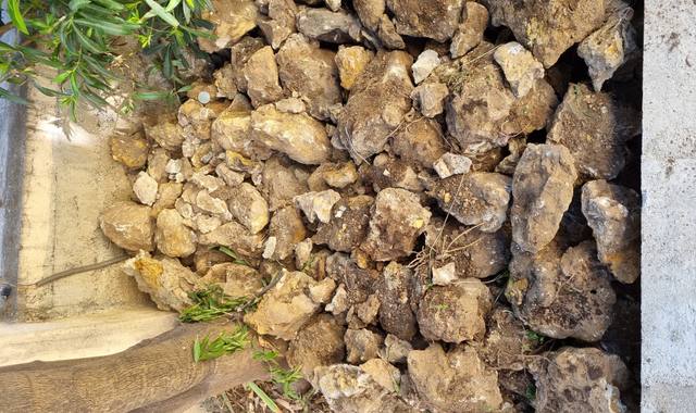 Terre et gravats pierres de rocaille