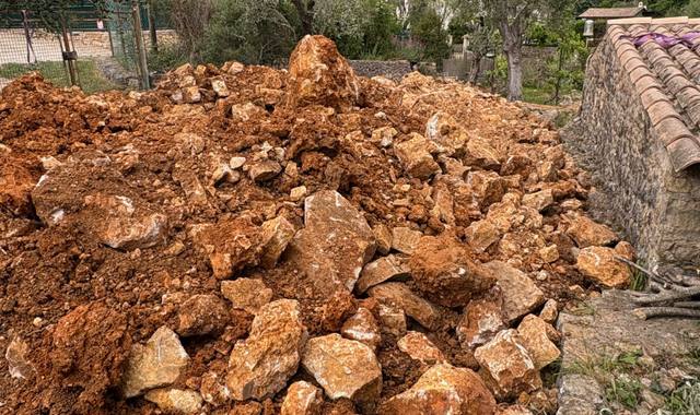 Terre et gravats remblai + pierres toutes tailles