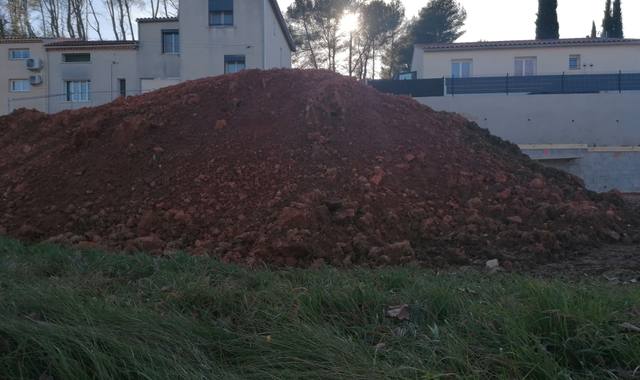 Terre et gravats terre de Remblai disponible sur La Destrousse 13112