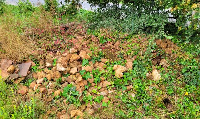 Terre et gravats gravats de pierres pour remblai