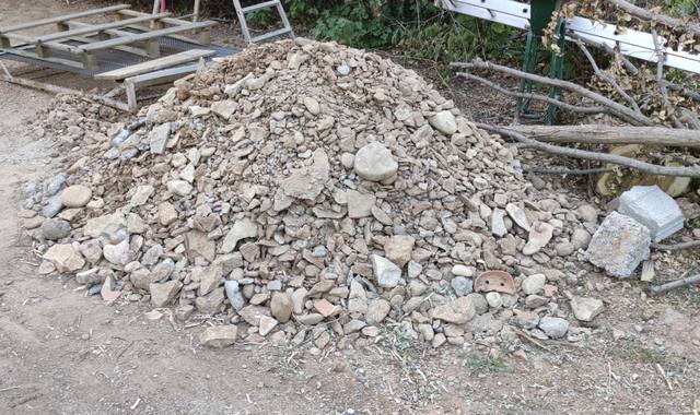 Terre et gravats cailloux