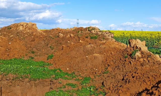 Terre et gravats gratuitement très bonne terre