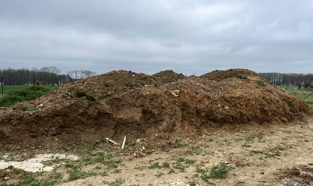 Terre et gravats terre, a venir chercher sur notre terrain.