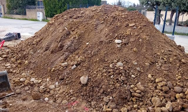 Terre et gravats terre avec galets