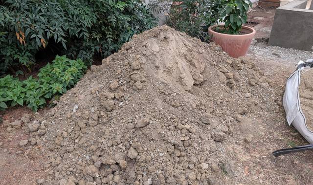 Terre et gravats 2 à 3 m3 de terre