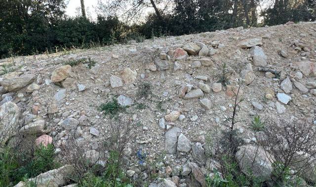 Terre et gravats terre de remblai, gros volume possible.