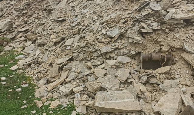 Terre et gravats pierres de remblai de tailles diverses