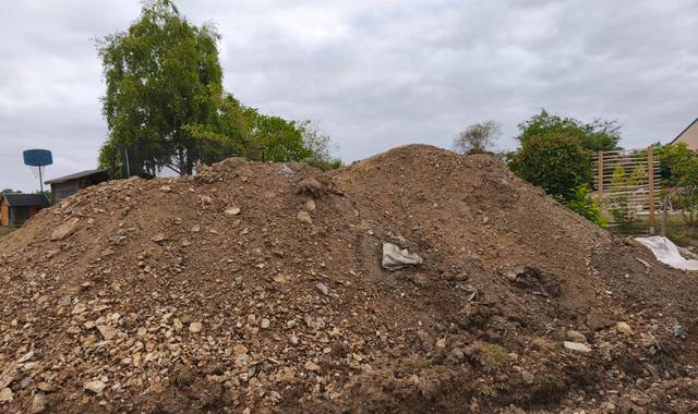 Terre et gravats grande quantité de terre