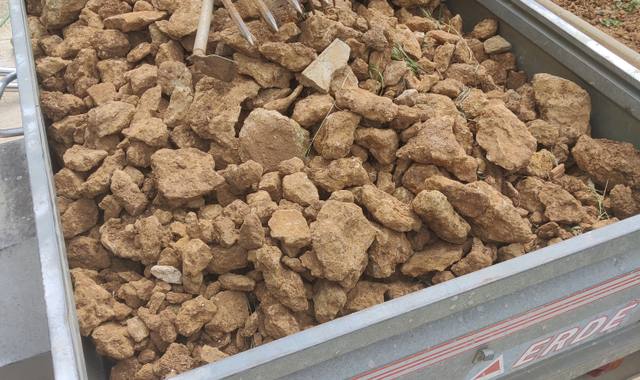 Terre et gravats remblais pierre de champs petites et moyennes taille