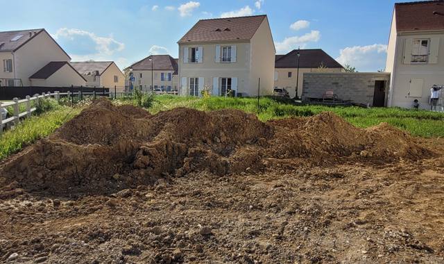 Terre et gravats terre suite à une construction maison individuelle