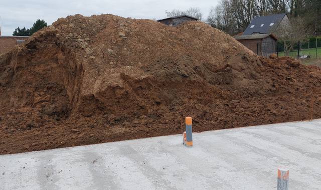 Terre et gravats terre de remblais contre enlèvement  ~100t