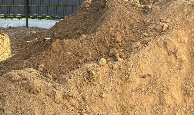 Terre et gravats terre issue d’un ancien champ agricole