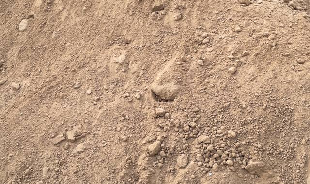 Terre et gravats de la terre végétale