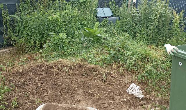 Terre et gravats terre végétale a donner a venir chercher