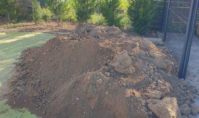 Terre et gravats terre , environ 4 m3. A venir chercher sur place