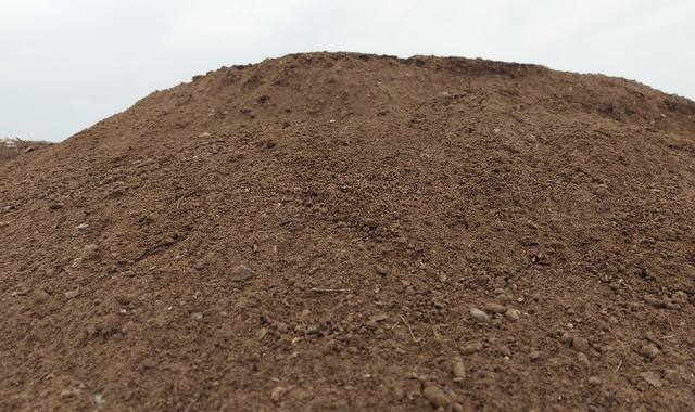 Terre et gravats la terre végétale/ criblée