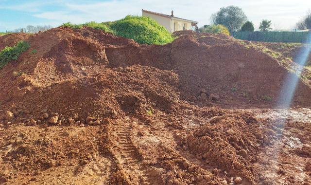 Terre et gravats terre végétale à donner
