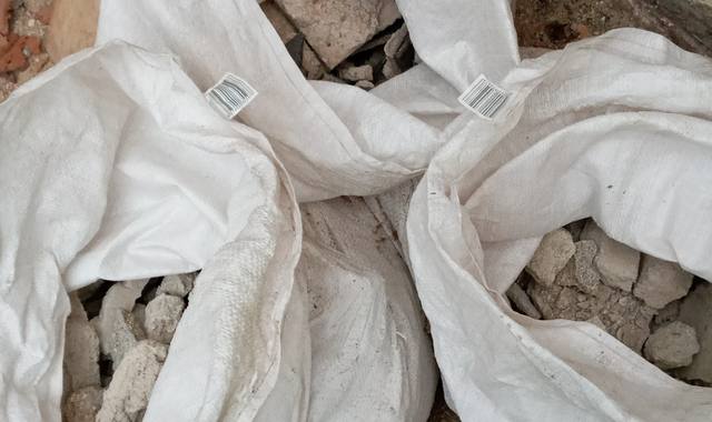 Terre et gravats parpaings en morceaux – gravats