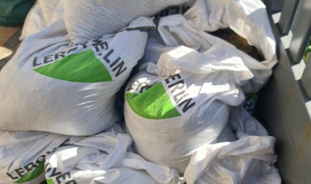 Terre et gravats terre végétale d'une ancien pelouse