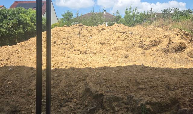 Terre et gravats terre vegetale de bonne qualité.