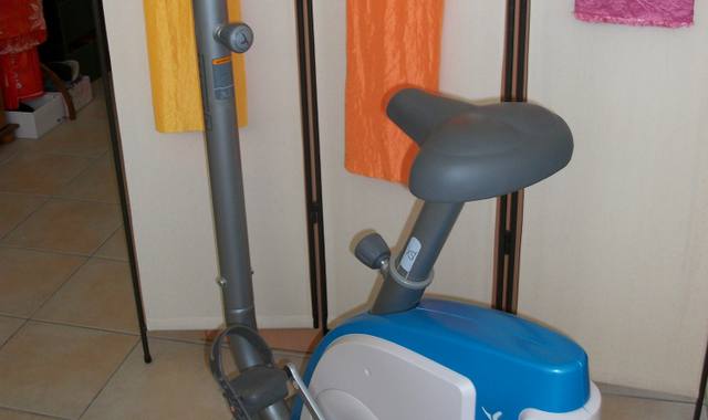 Vélo un 1 vélo d'appartement et 1 vélo tout chemin