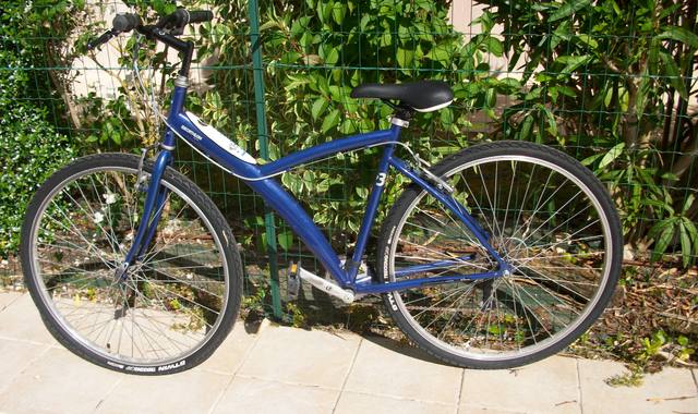 Vélo 1 vélo adulte tout chemin + 1 vélo d'appartement