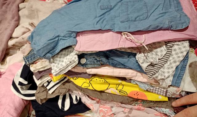 Vêtements gros lot de vêtements 12 mois.