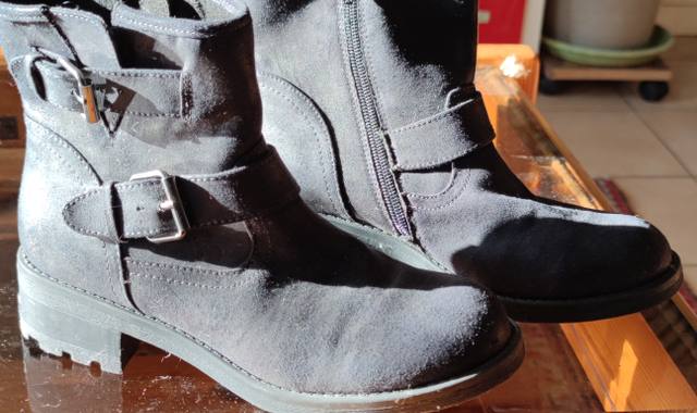 Vêtements paire de bottines neuves
