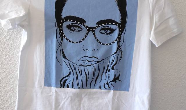 Vêtements donne: T-shirt blanc à motif bon état taille 36