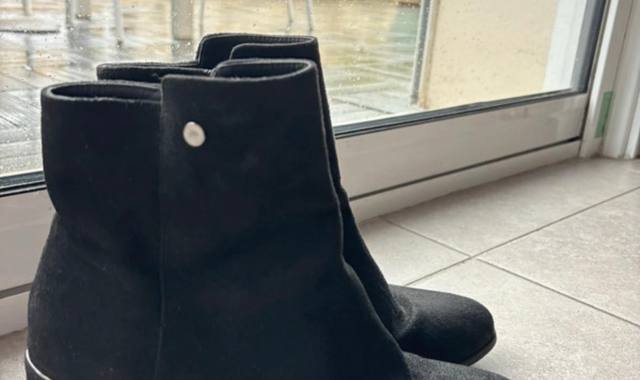 Vêtements bottines noires taille 39 détails argentés