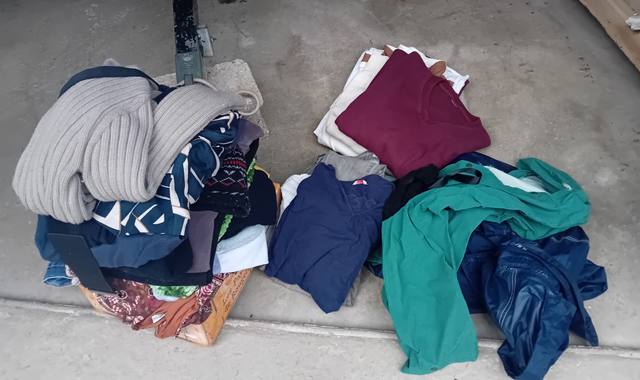 Vêtements vêtements pour vide-greniers