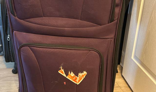 Vêtements grande valise de voyage, en état moyen, les roues doivent être réparées