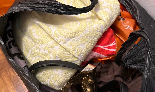 Vêtements des vêtements et chaussures femmes à donner