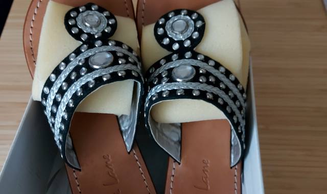 Vêtements une paire de Tong habillée noire et argent