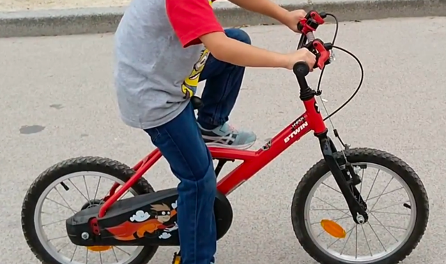 Vélo vélo decathlon enfant rouge 16" avec petites roues amovibles