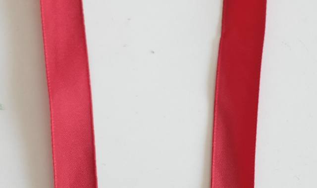 Vêtements petit ruban rouge 40cm