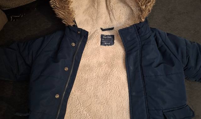 Vêtements manteau enfant 36 mois très bon état et pulls.