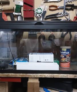 Accessoires pour animaux deux aquariums .