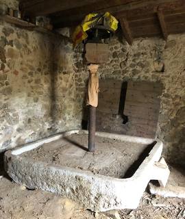 Antiquités ancien pressoir en pierre