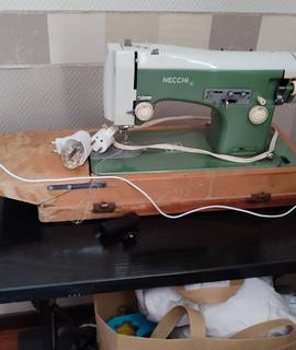 Antiquités machine à coudre